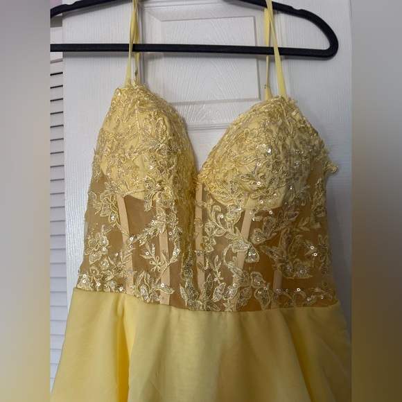 Elegant Yellow Lace Tiered Dress Size 12 - Picture 4 of 10
